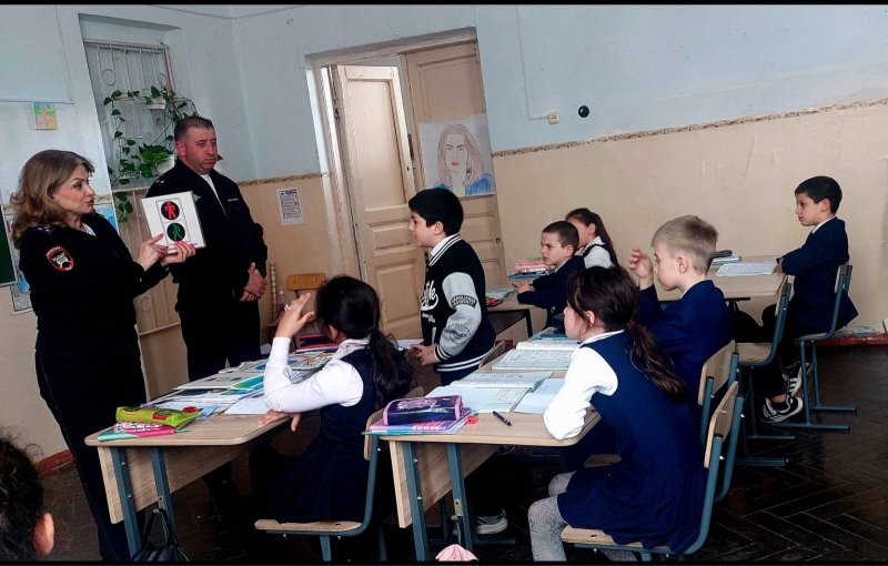 Сотрудники Управления Госавтоинспекции республики провели занятие с учащимися третьих классов школе №6 г.Владикавказа