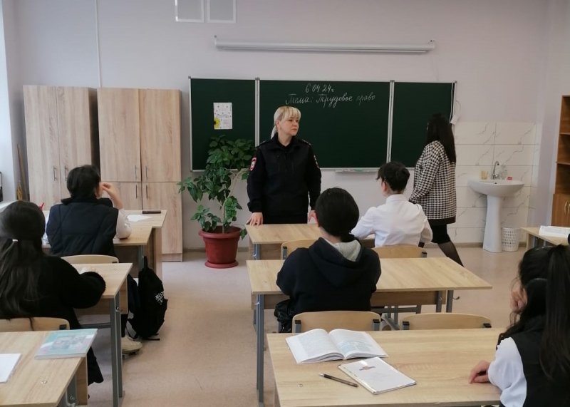 Владикавказские инспекторы ПДН отдела полиции №1 провели встречу с учащимися школы №37 и их родителями